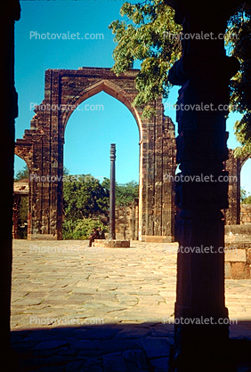 Kutab Minar Iron Pillar, 1951, 1950s