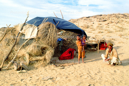 grass hut, Man, girl, baby, arid, Thar Desert, Rajasthan, Dirt, soil