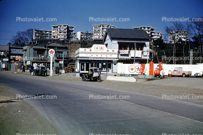Texaco Gas Station, Three-wheeler, Tri-wheeler, 3-Wheeler, Minicar, Yokohama, June 1960, 1960s