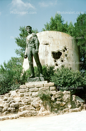 Bomb Shell Holes, statue