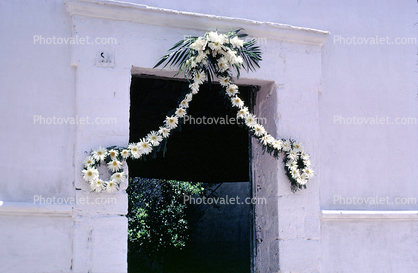 bouquet of flowers, doorway, building, April 1974, 1970s