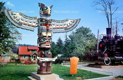 Kwakiutl Bear Totem Pole, Thunderbird, owl, Courtenay, Vancouver Island