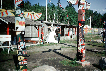 Totem Poles, tourist trap, Hudson Bay
