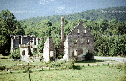 Ruins, Building