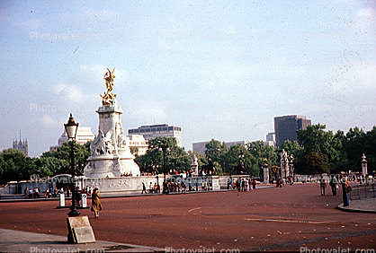 statue of Queen Victoria, Buckingham Palace Gardens, 1950s
