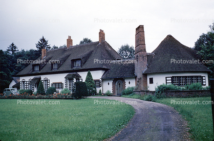 Classic Cottage, Dirt Road, Driveway, lawn, England, unpaved