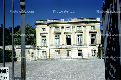 Petit Trianon, Cobblestone, Gate