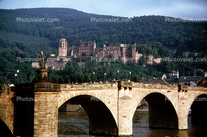 Karl Theodor Bridge, Alte Br?cke, Neckar River, Heidelberg Castle, Schloss, mountains
