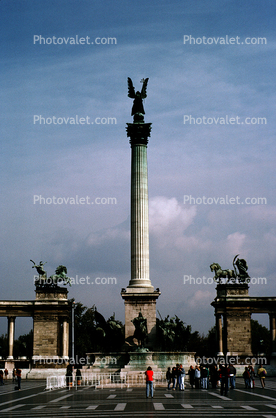 Horse Statues, Biga, Soldiers, Chariot, Heroe's square, Hos?k tere, Millennium Memorial, statue complex, colonnades, famous landmark, Budapest