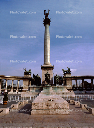 Heroe's square, Hosok tere, Millennium Memorial, statue complex, colonnades, famous landmark, Budapest
