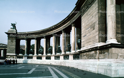 Heroe's square, Hosok tere, statue complex, colonnades, famous landmark, Budapest