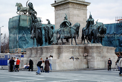 Horse Statues, Soldiers, Chariot, Heroe's square, Hos?k tere, Millennium Memorial, statue complex, colonnades, famous landmark, Budapest