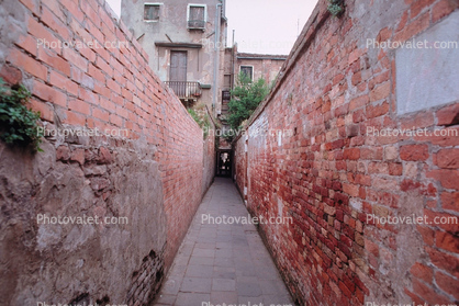 Alley, Alleyway, Red Brick Walls, Vanishing Point, Convergence, Venice