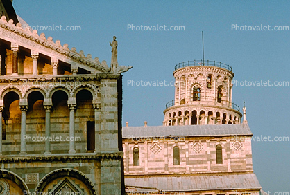 Leaning Tower of Pisa peeks behind Cathedral landmark