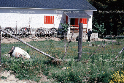 farm house, cartwheel, wagonwheel
