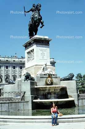 Royal Palace of Madrid, equestrian statue of King Felipe IV, horse, statuary, Sculpture, art, artform, July 1974, Palacio Real, landmark building