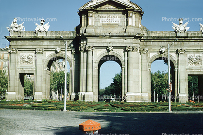 Puerta de Alcala, Old Madrid City Gate, Rege Carolo III, Anno MDCCLXXVIII, triumphal arch, monument, Plaza de la Independencia, Madrid, Spain