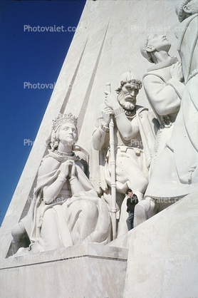 TORRE DE BELEM, statues, queen, men