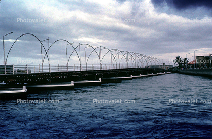 Pontoon Bridge Closing, de Pontjesbrug, floating, Willemstad, Curacao