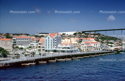 Floating Bridge, de Pontjesbrug, Waterfront, building skyline, Willemstad, Curacao