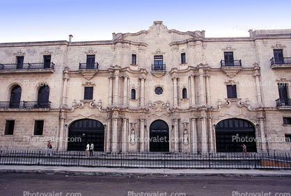 Tacon, Old Havana building, sidewalk