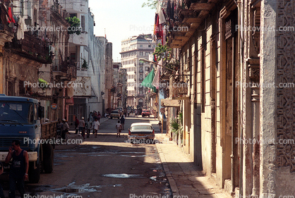 Old Havana building, sidewalk, cars