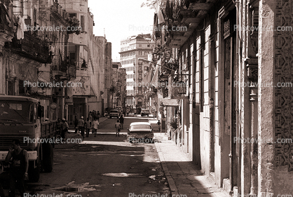 Old Havana building, sidewalk