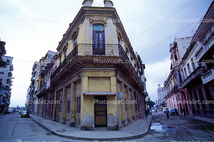 Buildings, Sidewalk, Old Havana building, Curb