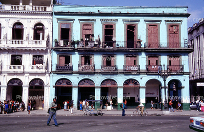 Old Havana building, sidewalk