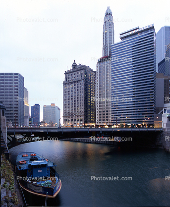 Boat, Chicago River, Mather Tower, Wyndham Grand Chicago Riverfront, (Hotel 71), Tour Boat, tourboat