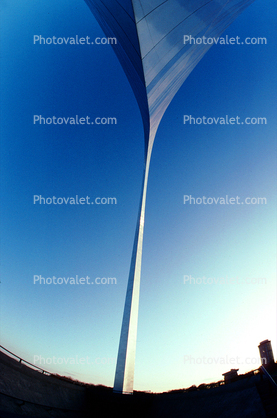The Gateway Arch looking-up