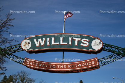 Willits Arch, standing over US Highway 101, Gateway to the Redwoods, landmark