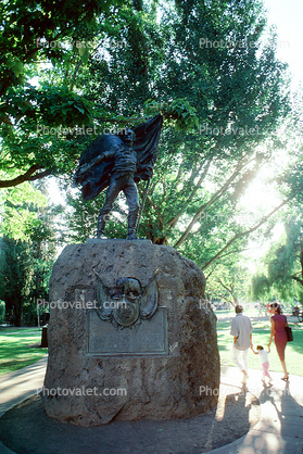 Sonoma, Statue