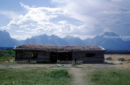 Log Cabin, Pierce Cunningham homestead 1890, Double-pen, desolate, derelict