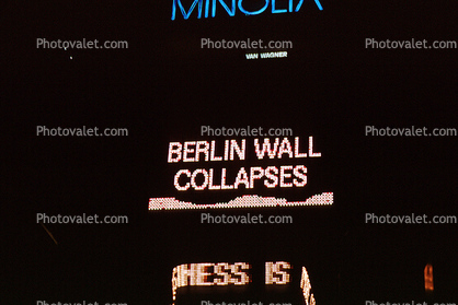 Berlin Wall Collapses, Berliner Mauer, 1989, 1980s, Times Square Celebrates the fall of the Berlin Wall