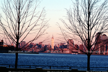 autumn, bare trees, buildings, skyline, cityscape, sunset, sunclipse, Hudson River, 1 December 1989