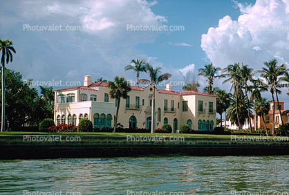 Mansion, waterside, formerly owned by the Uncle of Elizabeth Taylor, 29 November 1964, 1960s