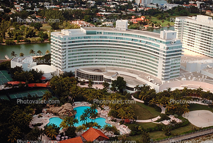 Fontainebleau Hotel, Miami Beach, Semi Circle Building, Swimming Pool, palm trees, 21 January 1995