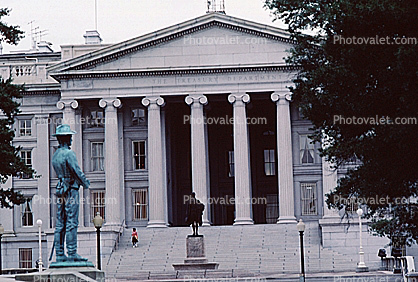 The Treasury Department, Statues and Columns