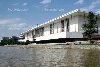 Kennedy Center for the Performing Arts, Potomac River