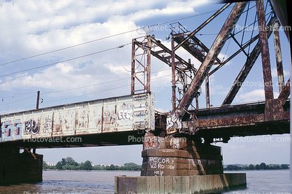 Potomac River, Rusty Bridge, decay