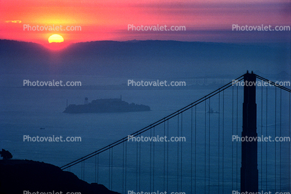 Golden Gate Bridge and the sun, early morning