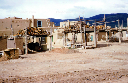 Pueblo de Taos, adobe building