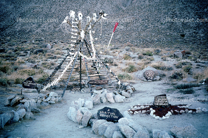 Guru Road skeletons, Macabre