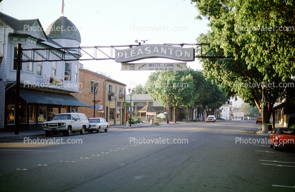 Cars, Arch, Downtown, Quit, Peaceful, trees, 28 October 1983