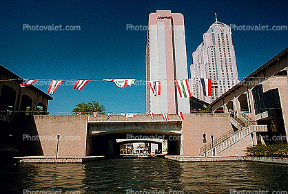 Marriot Hotel, highrise, building, footbridge, river, walkway, Paseo del Rio, the Riverwalk, San Antonio, 25 March 1993