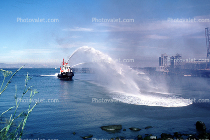 spray, water, spraying, fireboat Phoenix, San Francisco, fireboat-Phoenix