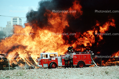 Fire, Thick Black Smoke, Mission Bay, San Francisco, Seagrave Truck, Fire Engine, Flames from hell