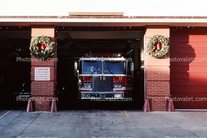 firetruck head-on, Garage, Wreaths