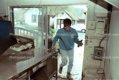 Inside a flooded house, cleaning, flood, Sonoma County, 15 January 1995
